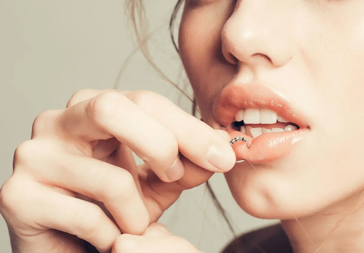 Piercing a szájban: milyen kockázatokkal jár?