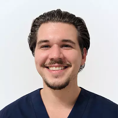 Dr. Brad&aacute;cs &Aacute;kos